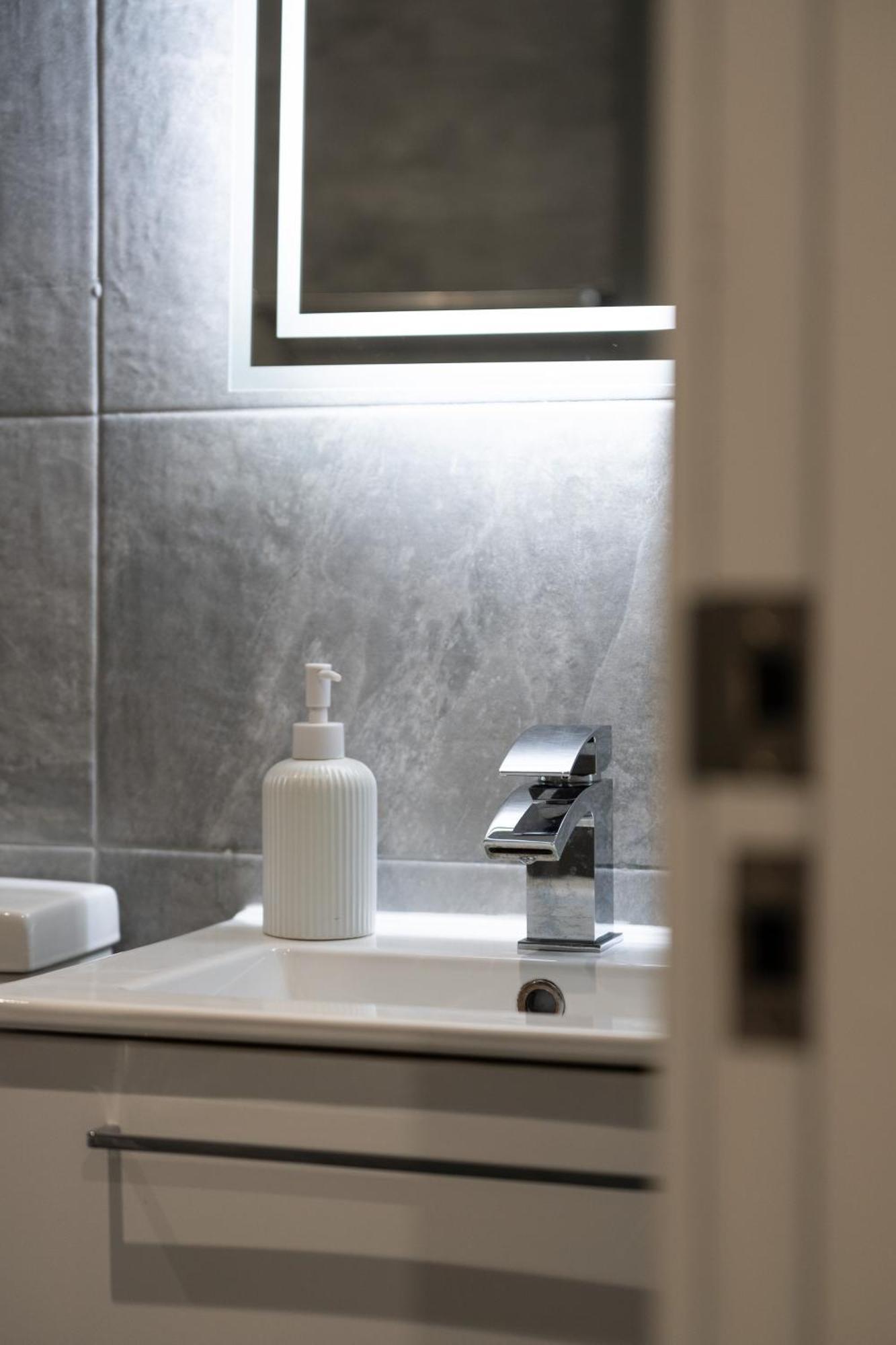 Modern 2-Bed Apartment With Balcony, Close To Oxford City Centre With Free Parking Buitenkant foto